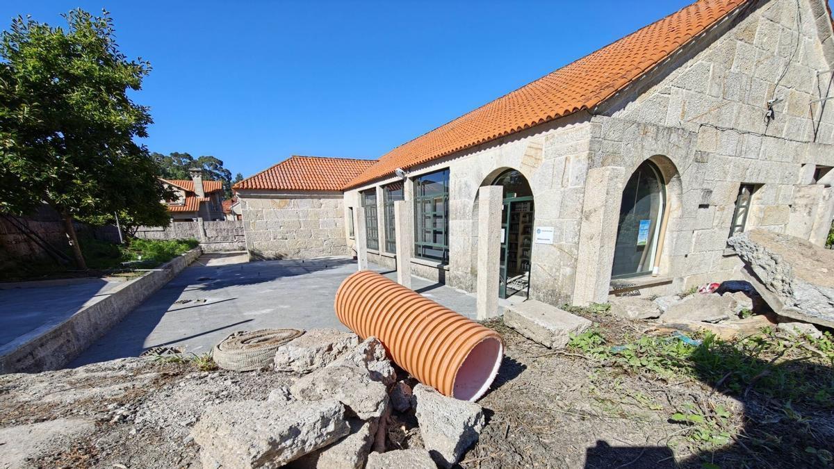 Obras en la biblioteca de O Hío.