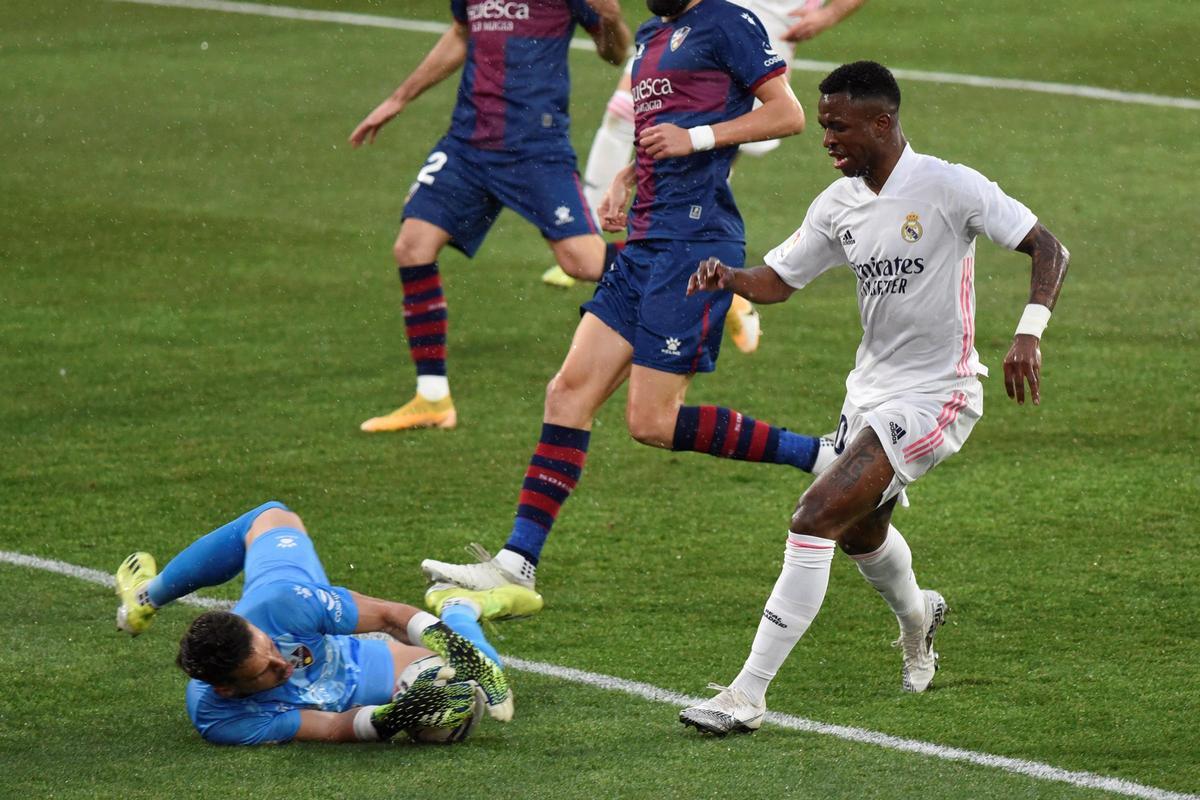 Ferllo ataja un disparo de Vinicius en un partido del Huesca contra el Real Madrid en 2021.