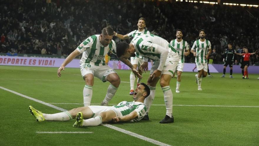 Carlos Albarrán celebra su tanto ante el Sporting junto a Casas y Jacobo, en El Arcángel.