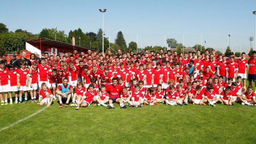 Los niños del Campus de Mareo posan junto a los futbolistas del Sporting.