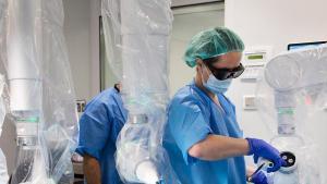 El robot de Rob Surgical en un quirófano