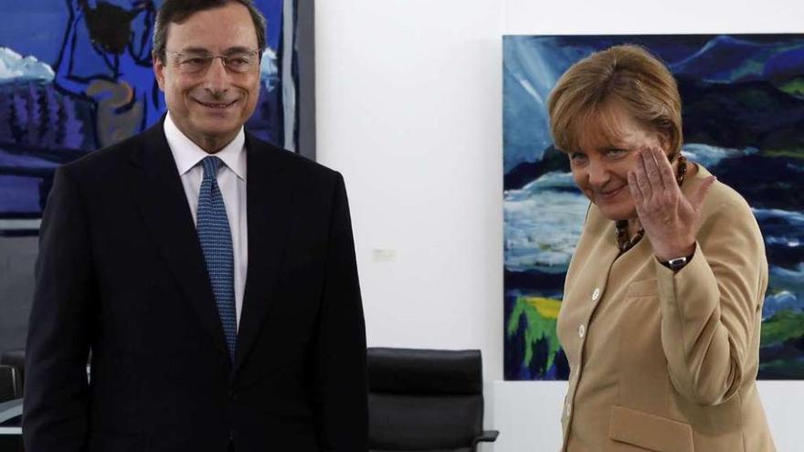 El presidente del BCE, Mario Draghi, junto a la canciller alemana, Angela Merkel. fabrizio bensch