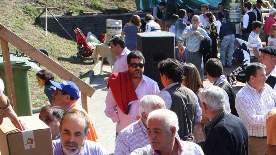 Asistentes a una pasada edición de la Festa del viño.