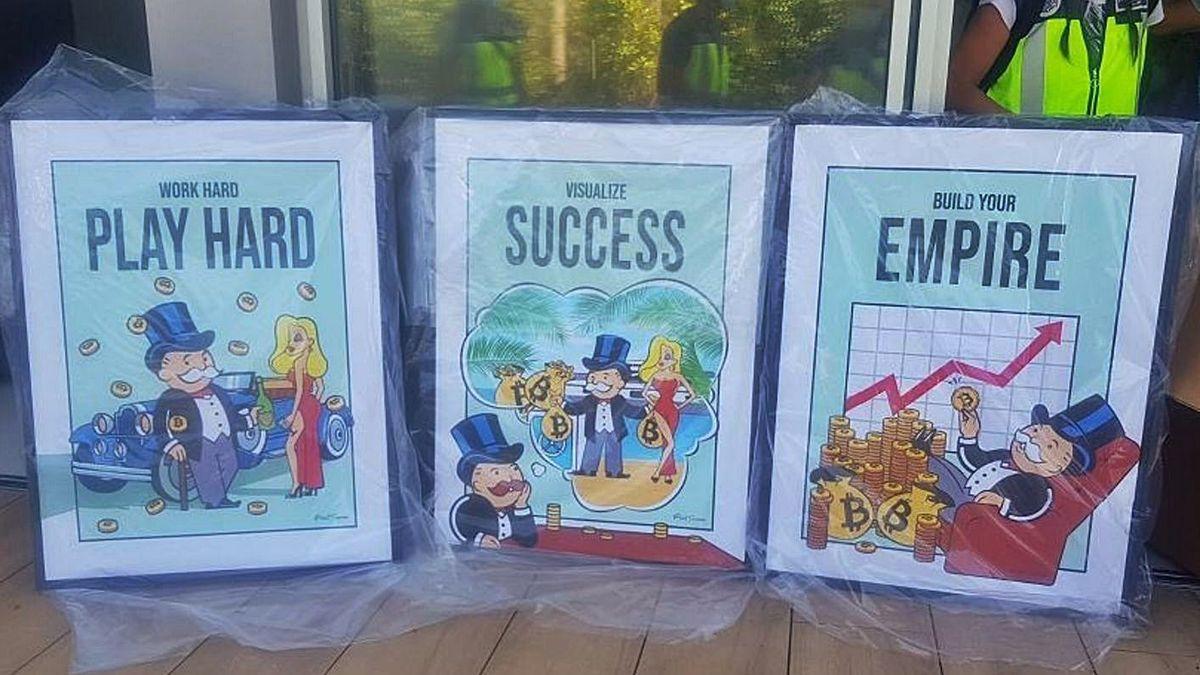Tres cuadros de Mr. Monopoly adquiridos recientemente por el joven.
