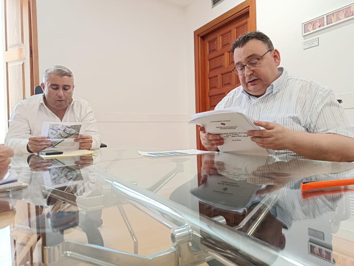 Virgilio Moreno y Andreu Caballero, este miércoles en el despacho de alcaldía para anunciar la modificación del PGOU.