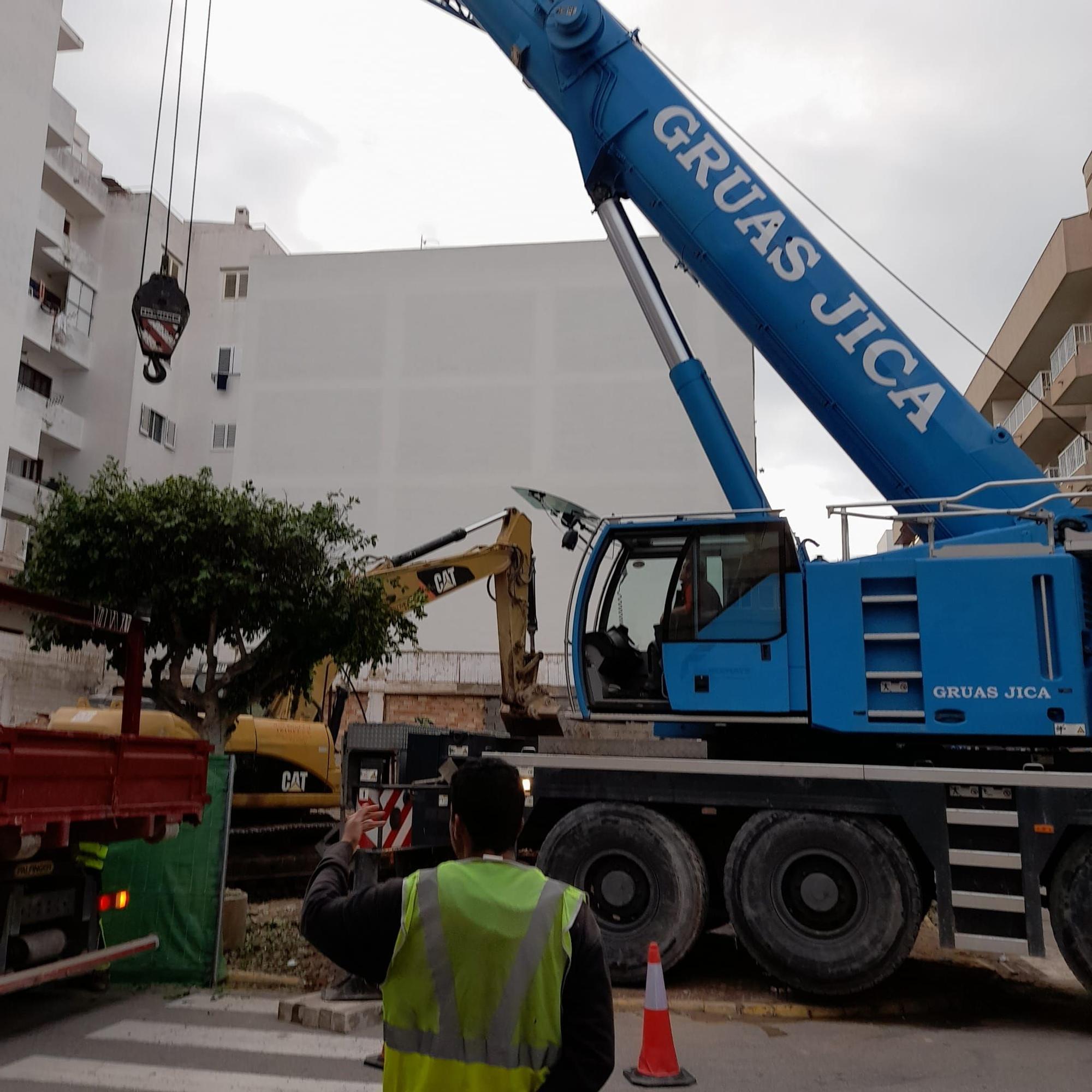 Excavadora hundida en la tierra de un solar en obras en Ibiza