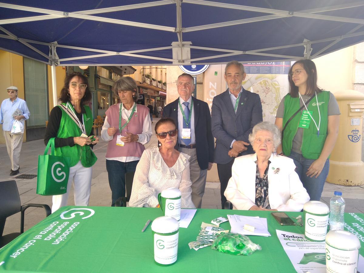 La mesa instalada en la plaza de España.