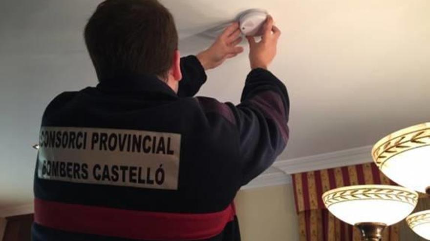 Unos 200 ancianos castellonenses aprenden a prevenir incendios en casa