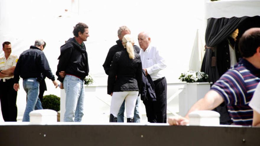 Amancio Ortega charla con conocidos en Casas Novas. / Antía González