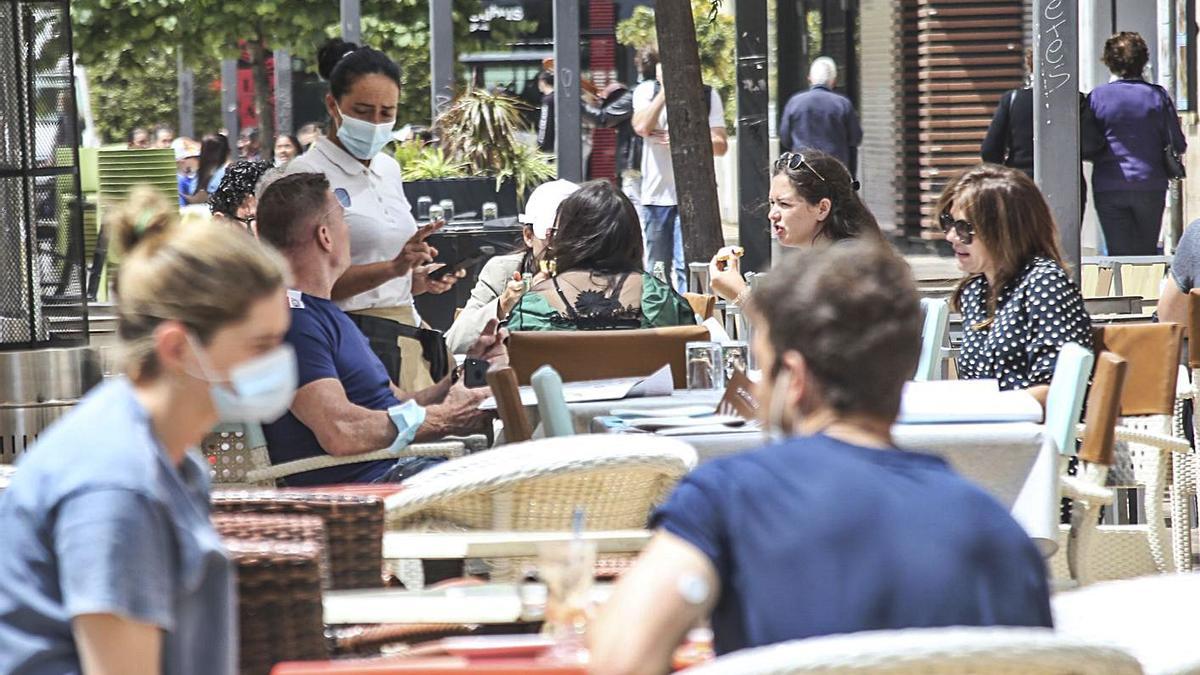 Ambiente este lunes a mediodía en una terraza de la Explanada, en Alicante. | PILAR CORTÉS