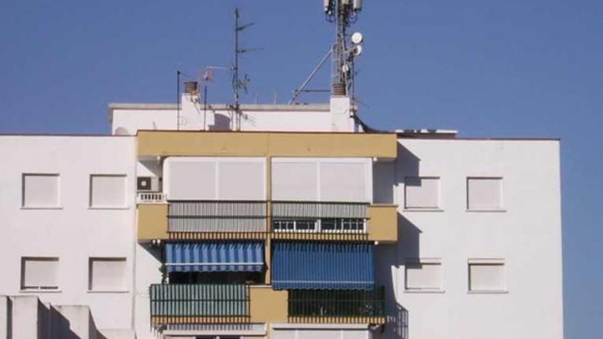 En la imagen, una de las 70 antenas repartidas por el municipio.