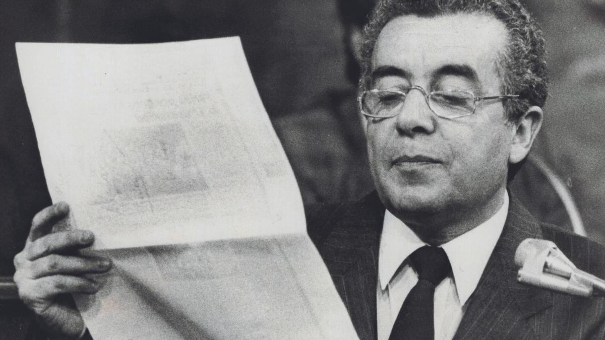 Imagen de Lorenzo Olarte durante el debate de su toma de posesión como presidente del Gobierno de Canarias el 28 de diciembre de 1988.