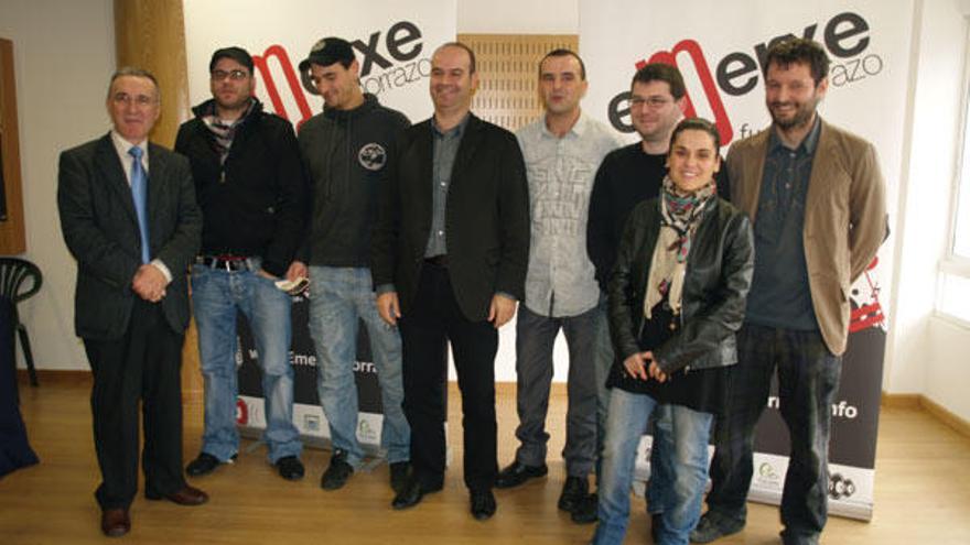 Os patronos da Fundación EmerxeMorrazo e representantes de grupos musicais no acto de presentación de