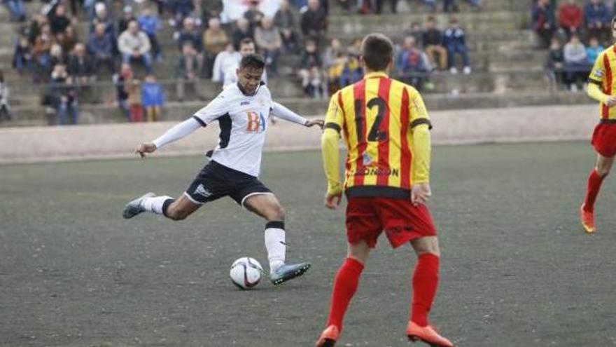 Bernat Alomar lanza un fuerte chut a la portería de Crespo en el partido de ayer.