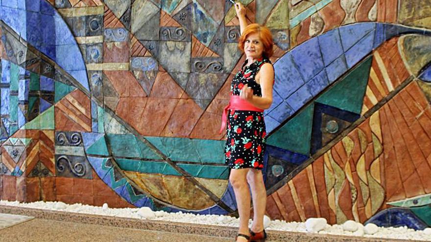 Carmen de la Fuente junto a un mural del hotel La Laguna. |
