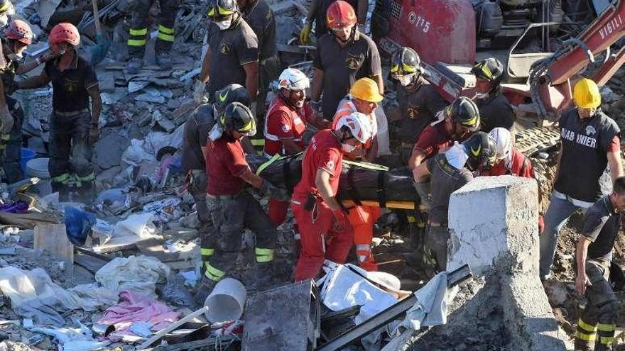 El derrumbe de un edificio en Nápoles se salda con dos muertos y 6 desaparecidos