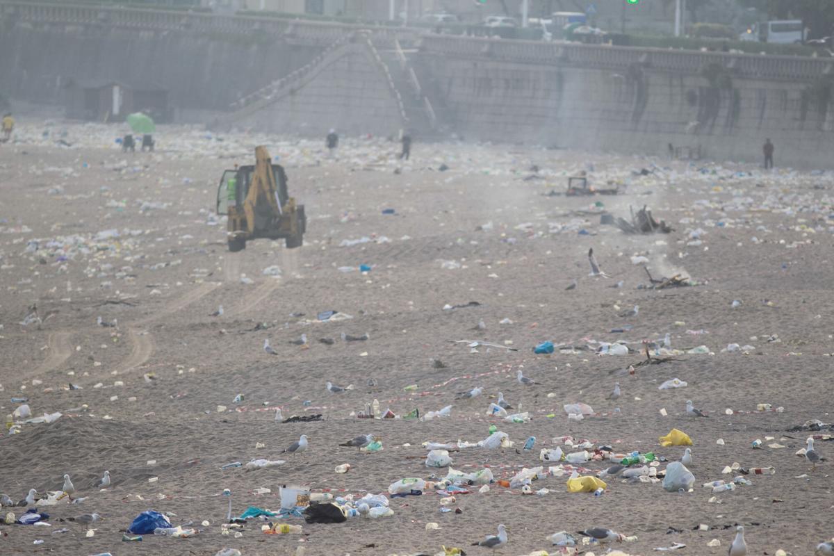 Más de 200.000 personas celebraron San Juan en una noche sin incidencias destacadas, con menos intoxicaciones etílicas y la mitad de basura en las playas que hace un año. Más de 200.000 personas celebraron San Juan en una noche sin incidencias destacadas, con menos intoxicaciones etílicas y la mitad de basura en las playas que hace un año.