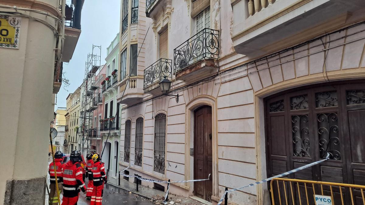 Los bomberos de Badajoz actúan en la calle Ramón Albarrán ante la caída de cascotes