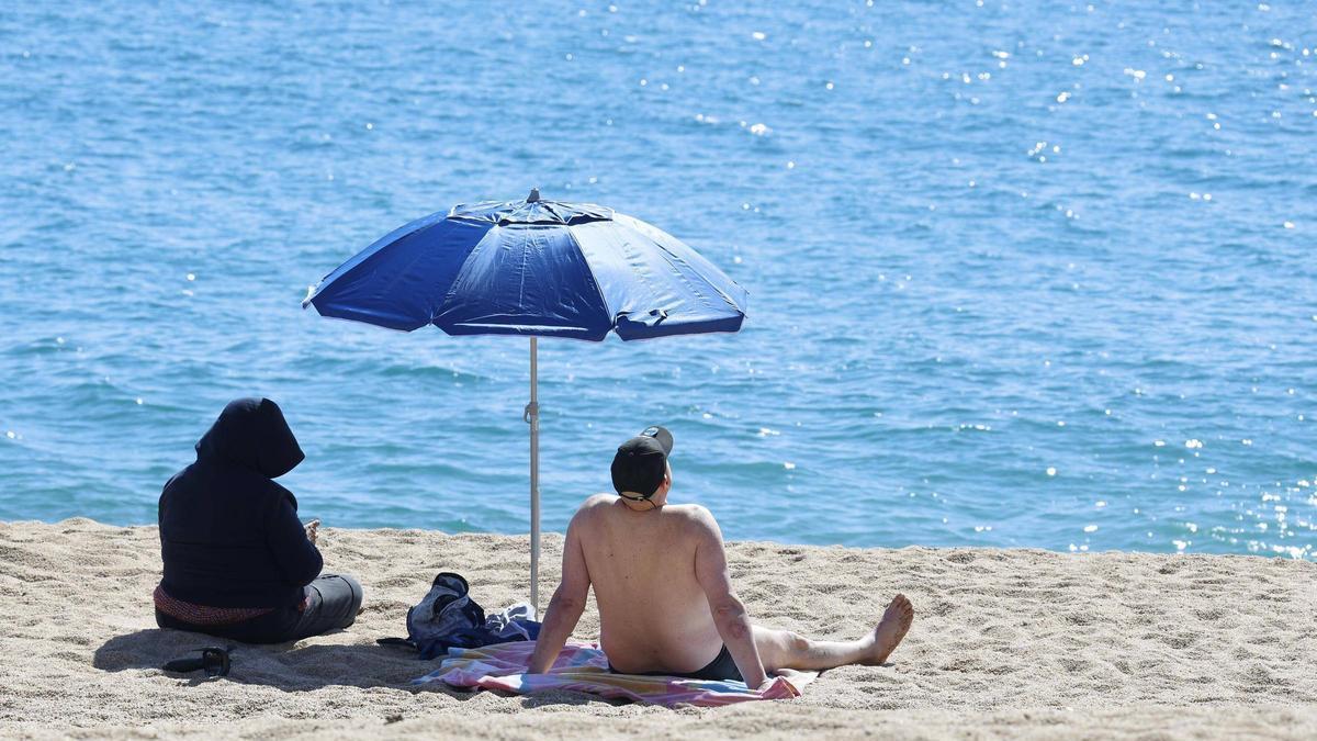 Dues persones a la platja de Platja d'Aro, fa  unes setmanes.