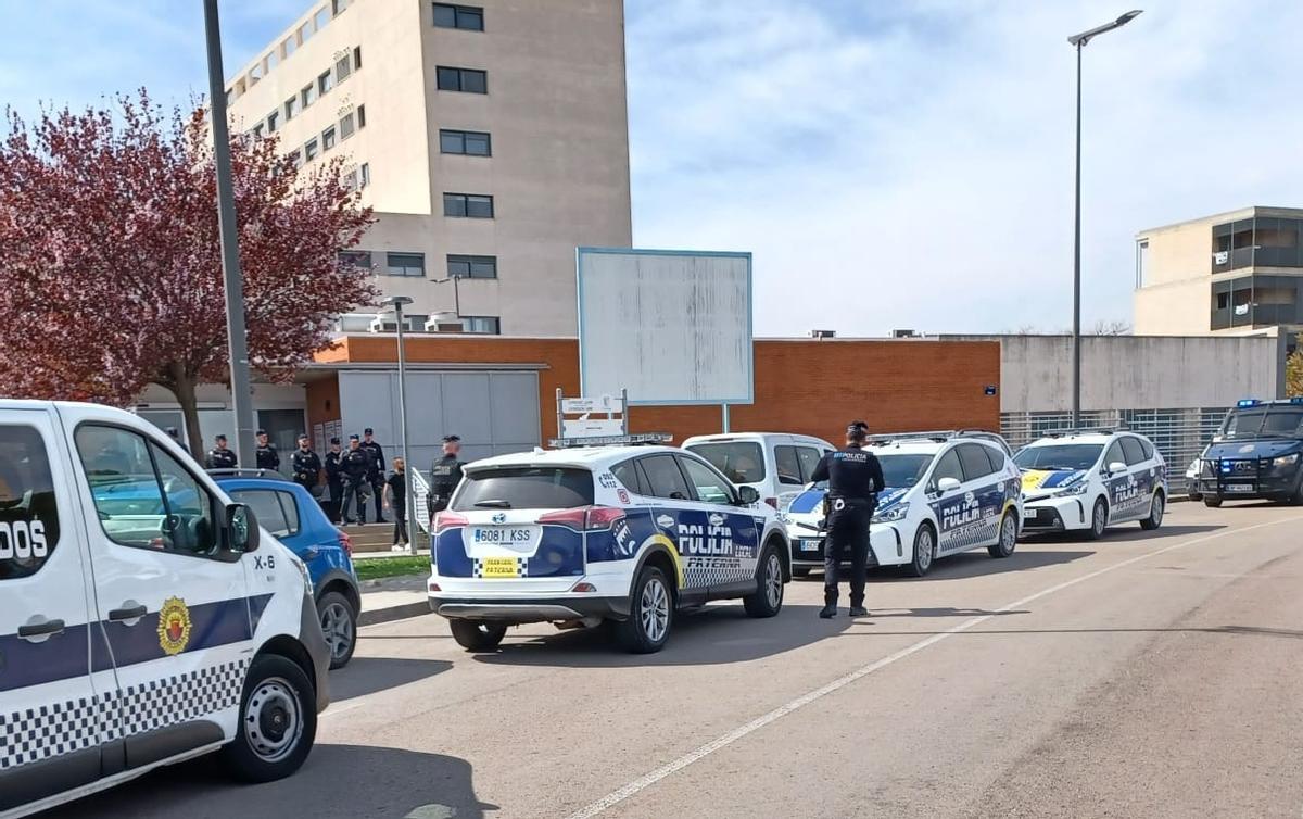 Amplio despliegue policial en el centro de salud de La Coma.