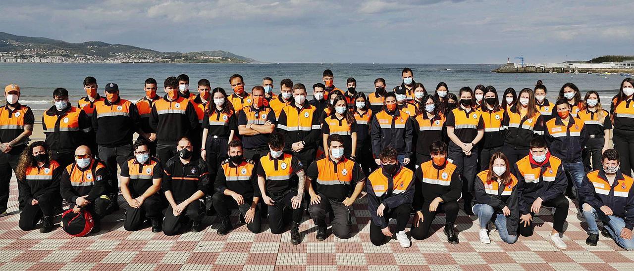 Foto de familia de Protección Civil Val Miñor,  ayer en Panxón.   | // PABLO HERNÁNDEZ