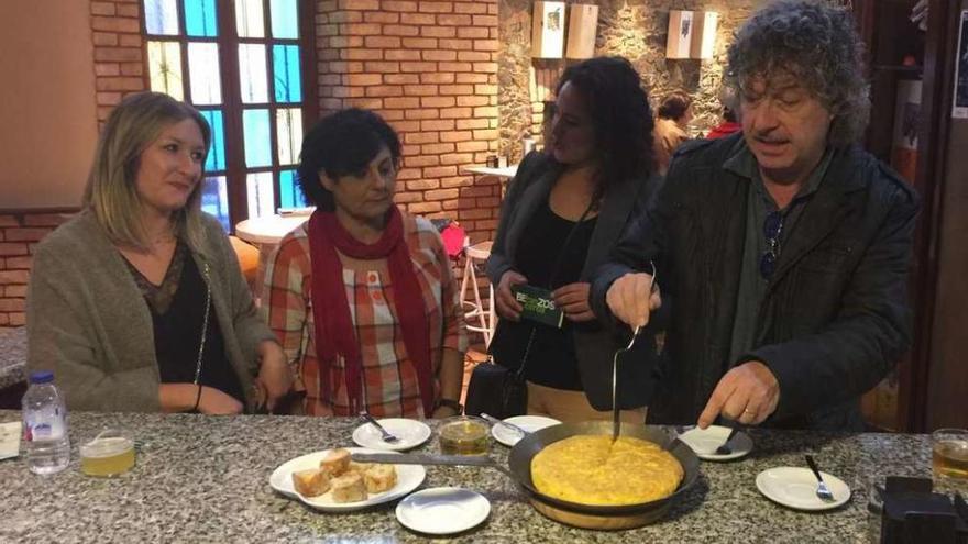 El jurado inicia la cata de las tortillas de Betanzos