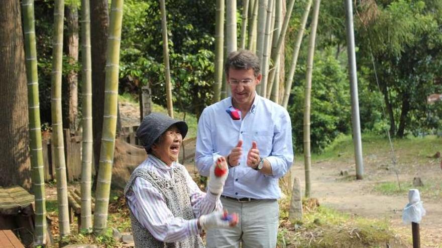 Feijóo, con una anciana japonesa, en su recorrido por el Camino Kumano.