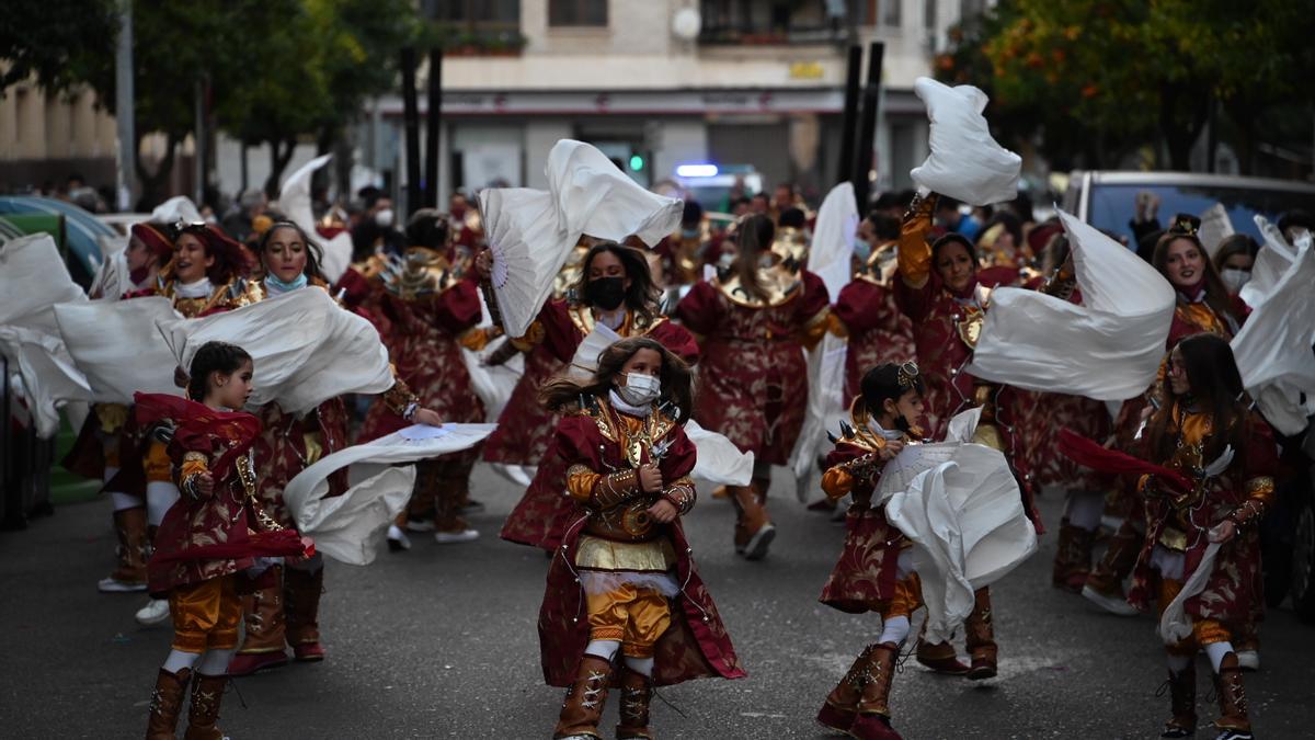 Miembros de una de las comparsas durante el desfile.