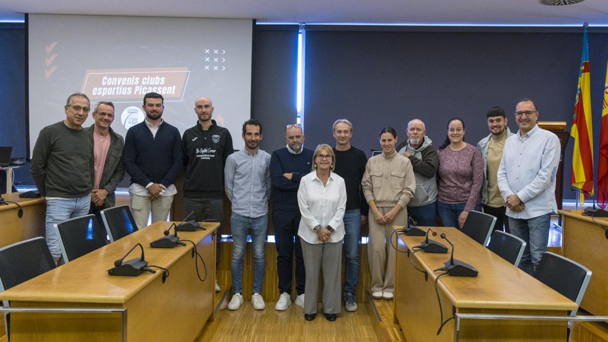 Firma del convenio del Ayuntamiento de Picassent con las entidades deportivas.