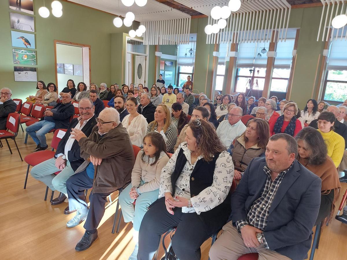 Asistentes al acto, celebrado en el casino de Navia.