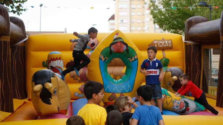 Los niños se divierten saltando en el castillo hinchable.