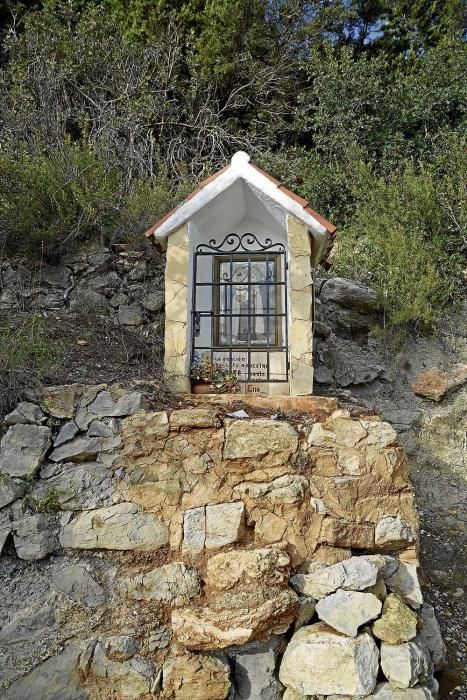 Pequeña capilla con una imagen de la Virgen María.