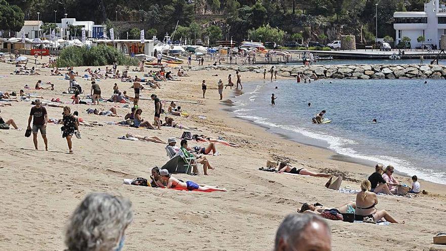 Banyistes, ahir a la platja de Sant Feliu de Guíxols.