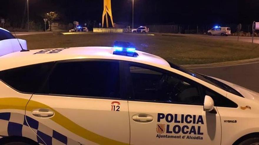 Conduce una furgoneta bebido y casi atropella a un policía local en Alcúdia