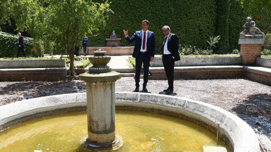 Así ha sido el paseo de Sánchez y Torra por la fuente de Antonio Machado en Moncloa