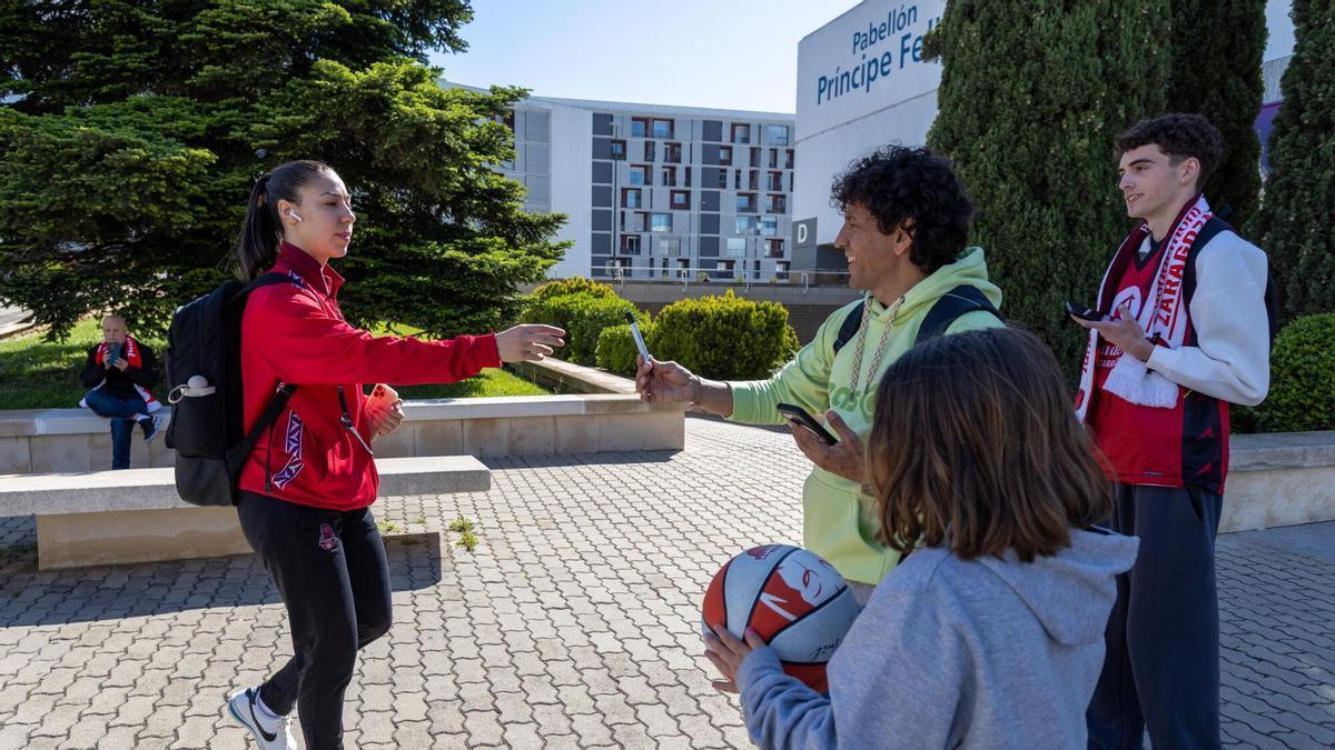 Laia Flores saluda a unos aficionados a su llegada al Felipe para las semifinales de la Liga.