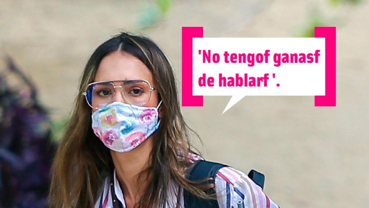 Jessica Alba caminando por la calle con mascarilla y desinfectante en la mano