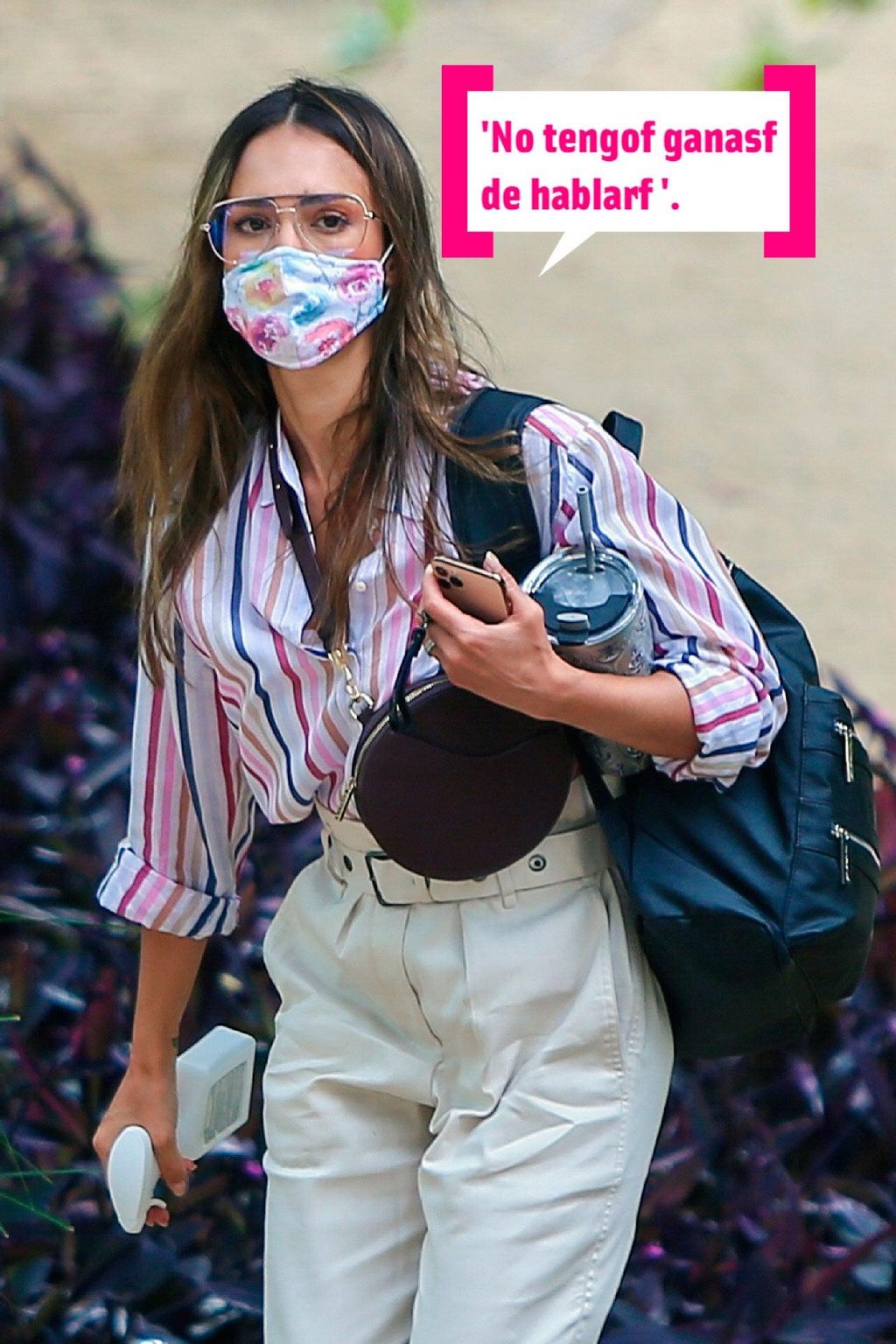 Jessica Alba caminando por la calle con mascarilla y desinfectante en la mano