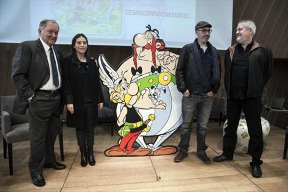 PRIMERES VINYETES3Arriba, una de les pàgines presentades ahir. Al costat d’aquestes línies, d’esquerra a dreta, Uderzo, Anne Goscinny, Jean-Yves Ferri i Didier Conrad. A la dreta, la portada del nou àlbum. Ala silueta, el malvat Bonus Promoplús.