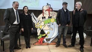 PRIMERAS VIÑETAS3Arriba, una de las páginas desveladas ayer. Junto a estas líneas, de izquierda a derecha, Uderzo, Anne Goscinny, Jean-Yves Ferri y Didier Conrad. A la derecha, la portada del nuevo álbum. En la silueta, el malvado Bonus Promoplús.