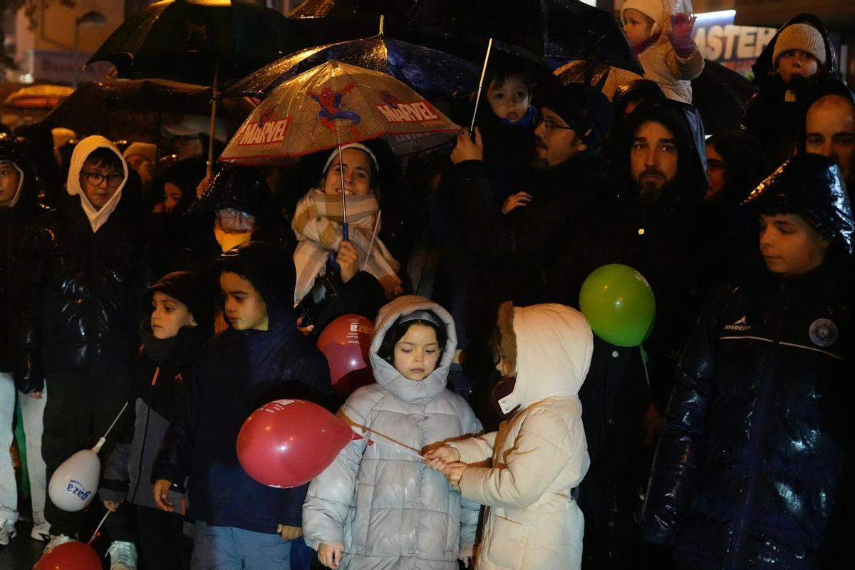 Papá Noel y la Cabalgaza desafían a la lluvia y vuelve a llenar las calles de Zamora