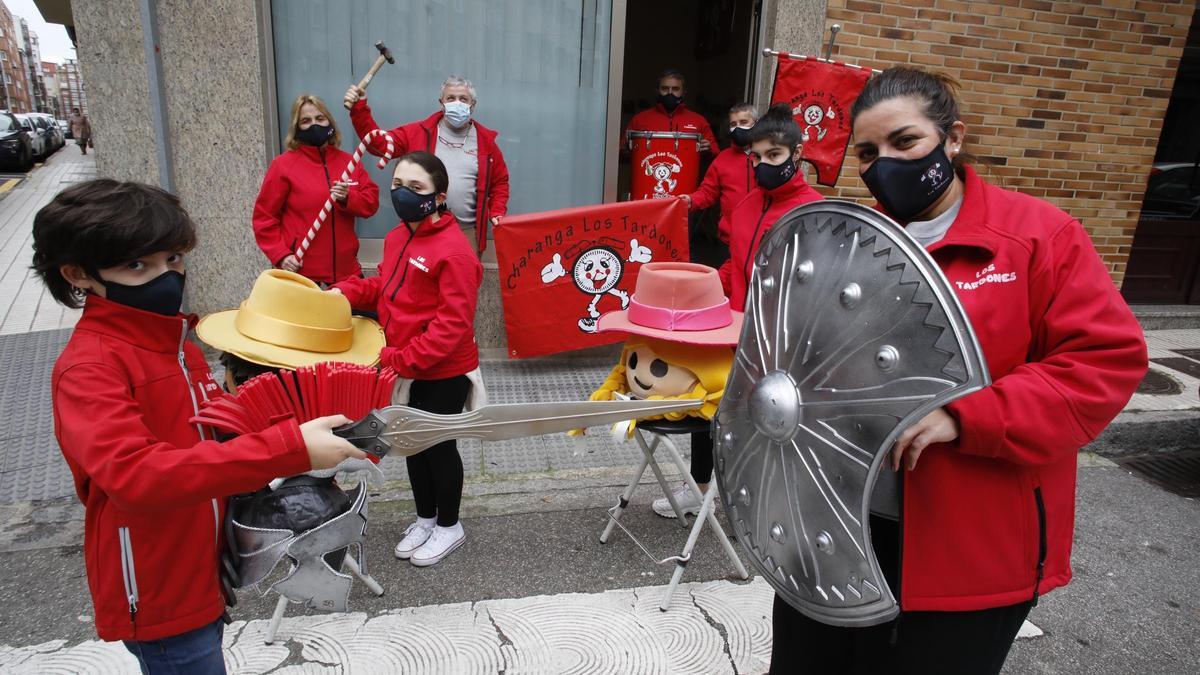 Por la izquierda, Humberto Morán, Isabel Rodríguez, Lisseht Beltrán, Ramón Barreiro, Javier Beltrán, Pierre Fernández, Alba Barrera y Verónica Menéndez, en El Llano.