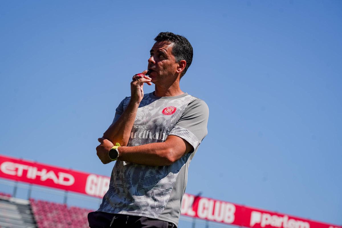 Míchel dirigint un entrenament a l'estadi