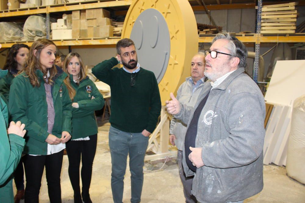 Visita de la fallera mayor y la corte a la falla municipal