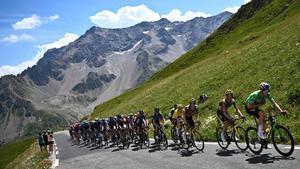 El ciclista belga del equipo Jumbo-Visma, Wout Van Aert, con el maillot verde de velocista, lidera el grupo de ciclistas en el ascenso del Col du Galibier durante la 12ª etapa de la 109ª edición de la carrera ciclista del Tour de Francia, 165,1 km entre Briancon y L’Alpe-d’Huez, en los Alpes franceses.