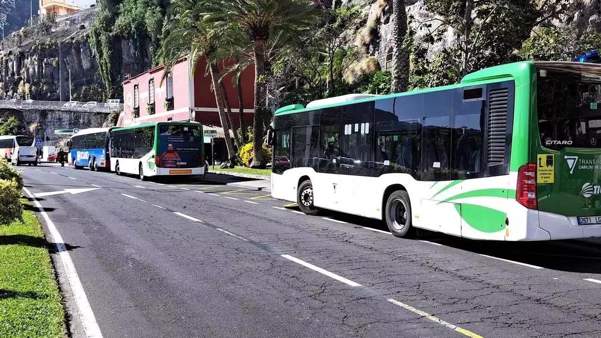 Parada de guaguas en la Avenida de Los Indianos de Santa Cruz de La Palma.