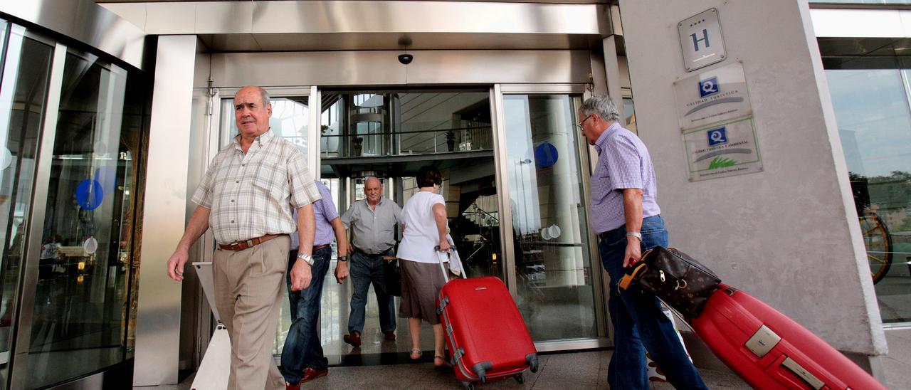 Turistas jubilados del Imserso entrando a un hotel. El ministerio ofrece en Castellón 25.000 plazas del programa de vacaciones para mayores.