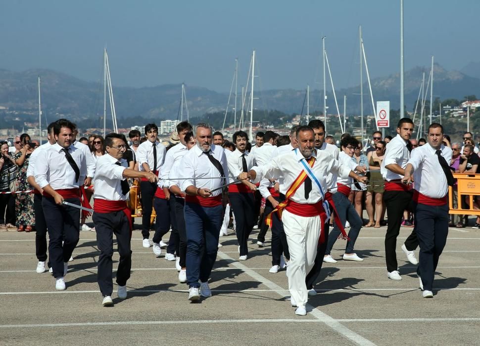 Baiona celebra las fiestas del Carmen a ritmo de espadas. // Marta G. Brea