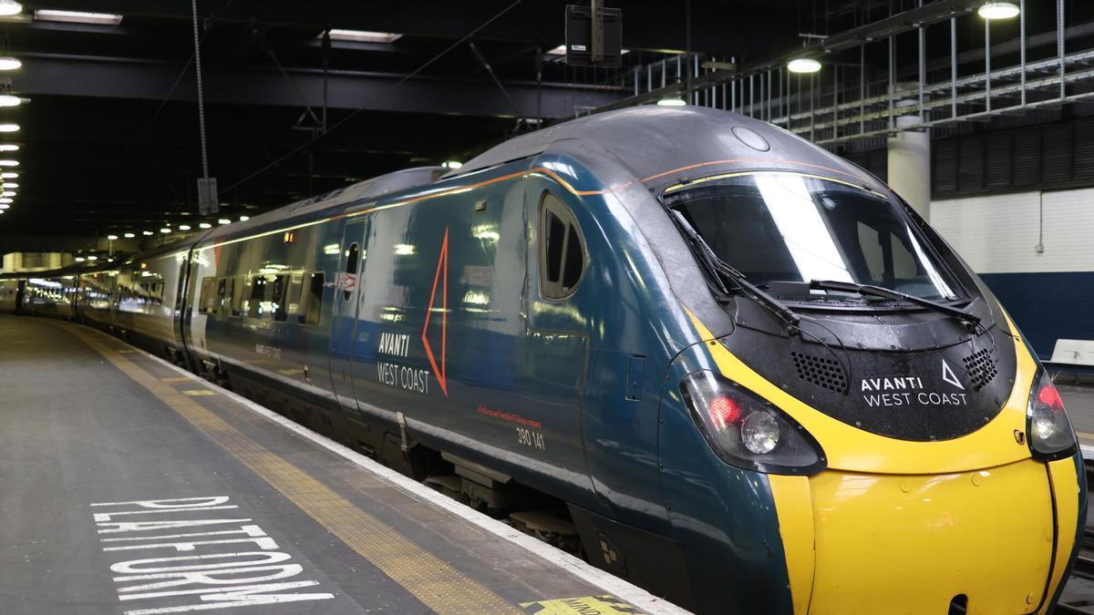 Tren descarrila en el sur de Inglaterra con varios vagones volcados y temor por víctimas Tren descarrila en el sur de Inglaterra con varios vagones volcados y temor por víctimas