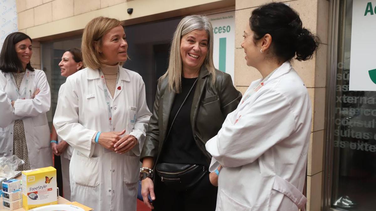 La directora gerente del hospital Reina Sofía, Valle García, con la paciente María José Rosal, y la jefa de Endocrinología y Nutrición, María Ángeles Gálvez.